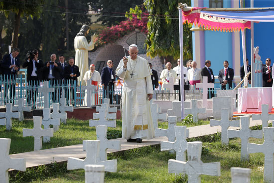 بابا الفاتيكان وسط شواهد القبر فى بنجلادش