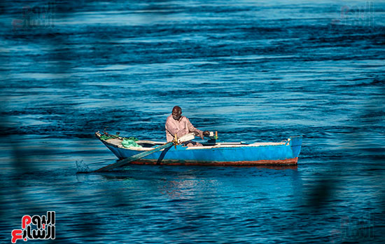 صياد مصرى فى قاربه الصغير بأسوان