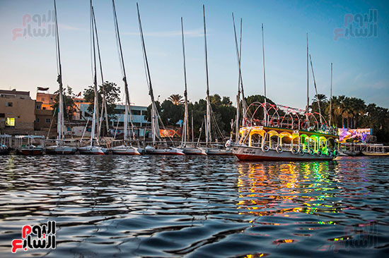 قوارب مزينة بالأضواء فى نهر النيل بأسوان