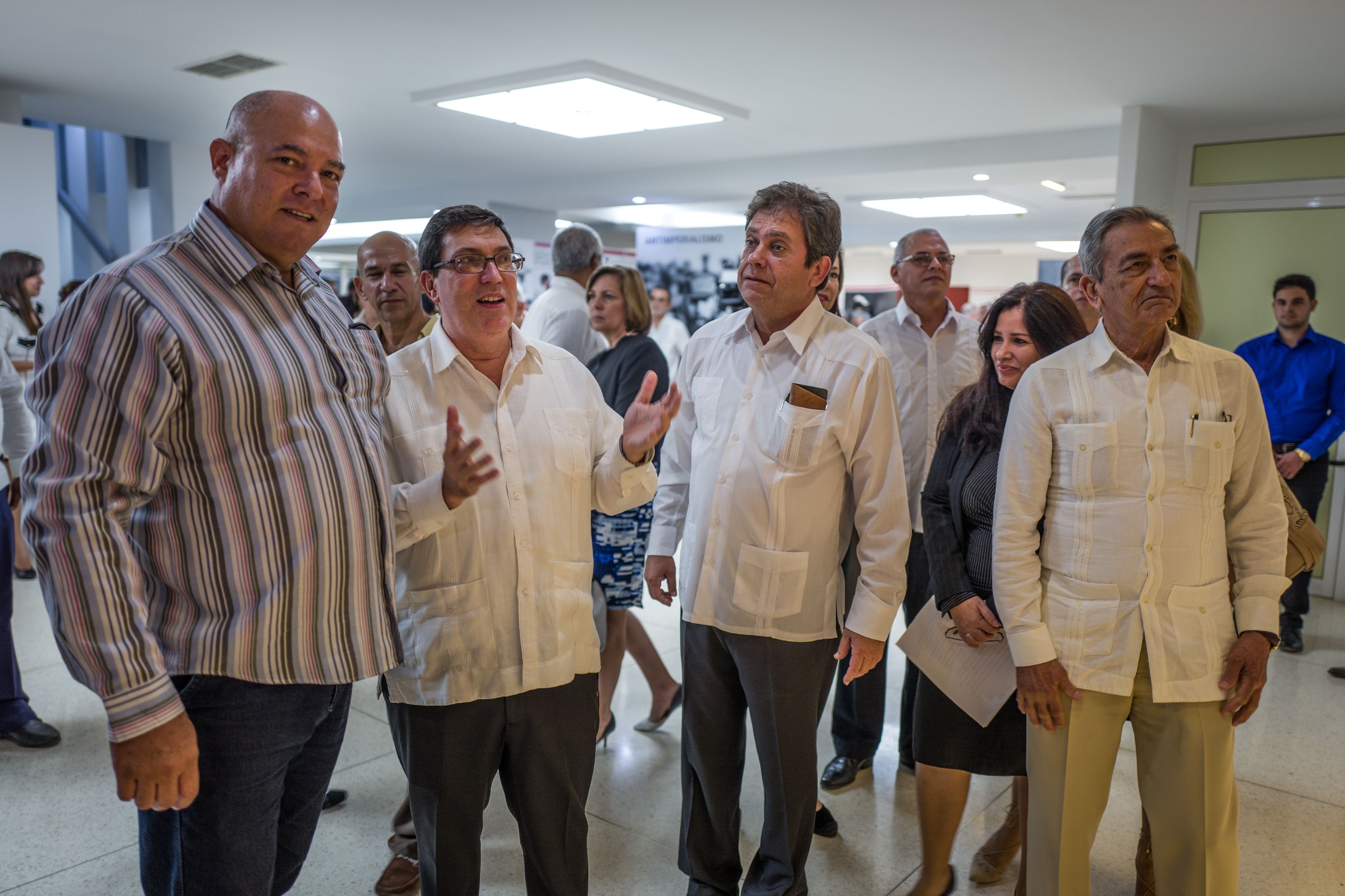 نجل كاسترو مع عدد من المسئولين الكوبيين فى معرض الصور