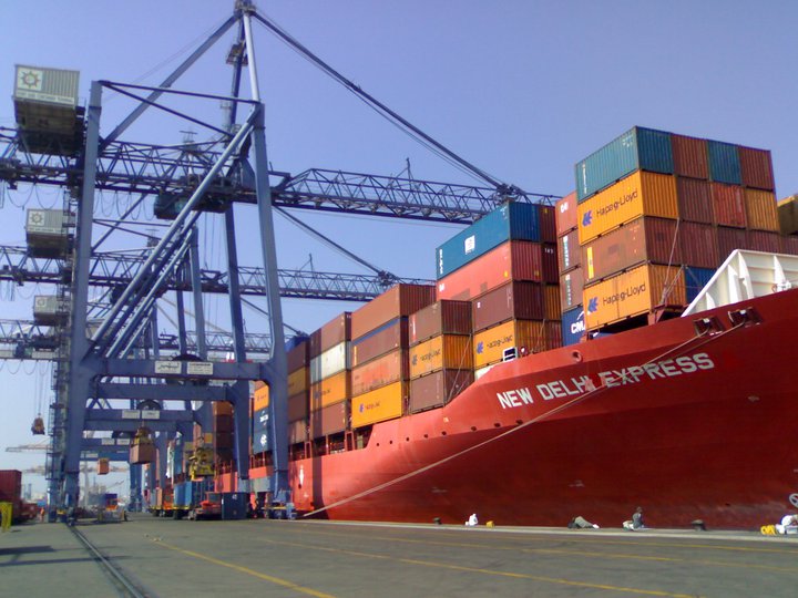 ميناء تصدير وحاويات