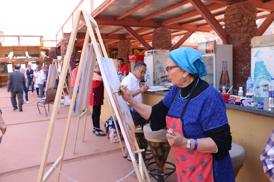 المحافظ اثناء تفقد اللوحات الفنانين
