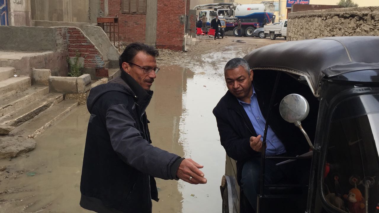 كسر ماسورة مياه يغرق شوارع عرب الوالدة بحلوان (4)