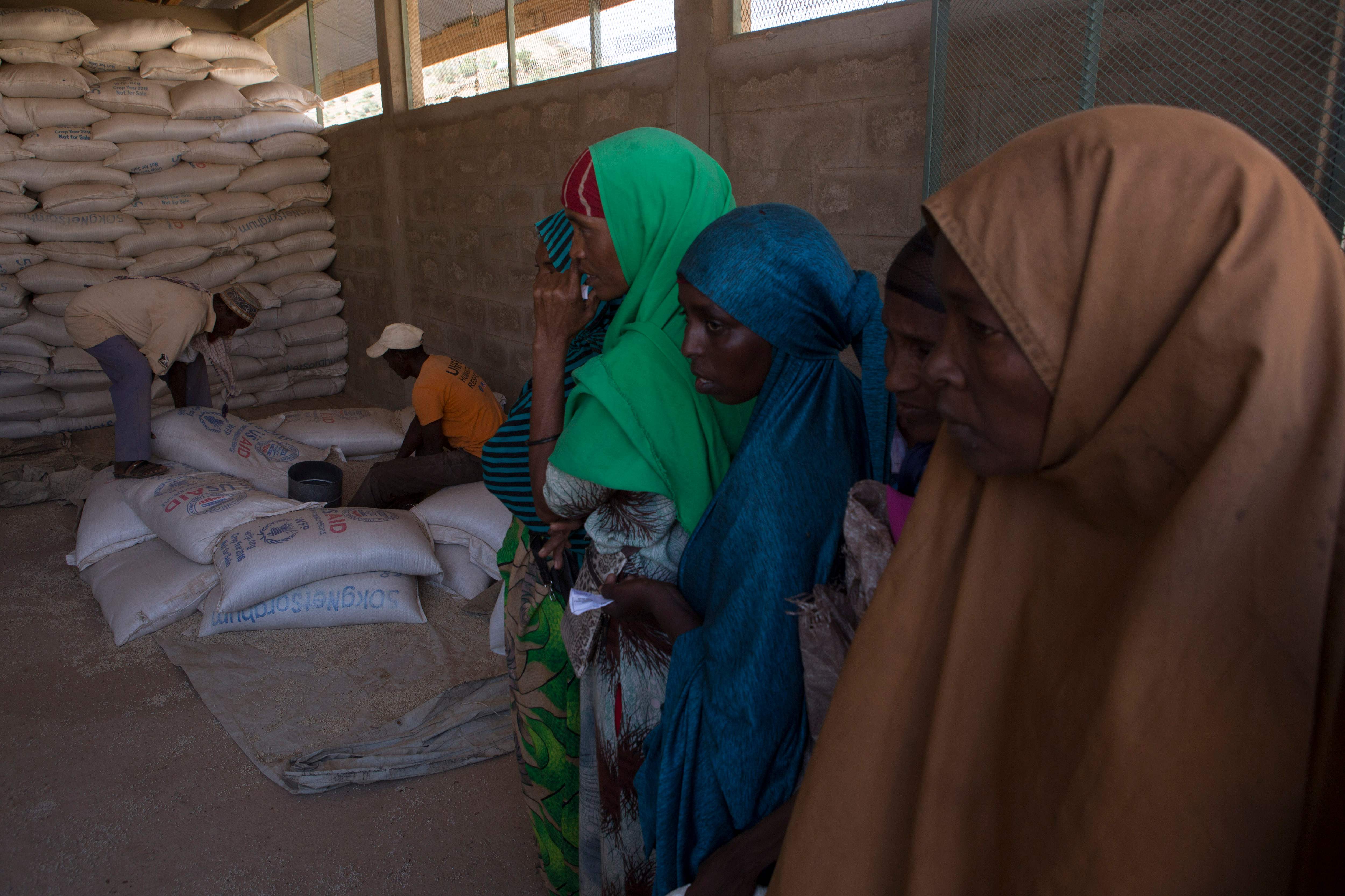 صوماليات ينتظرن للحصول على مساعدات