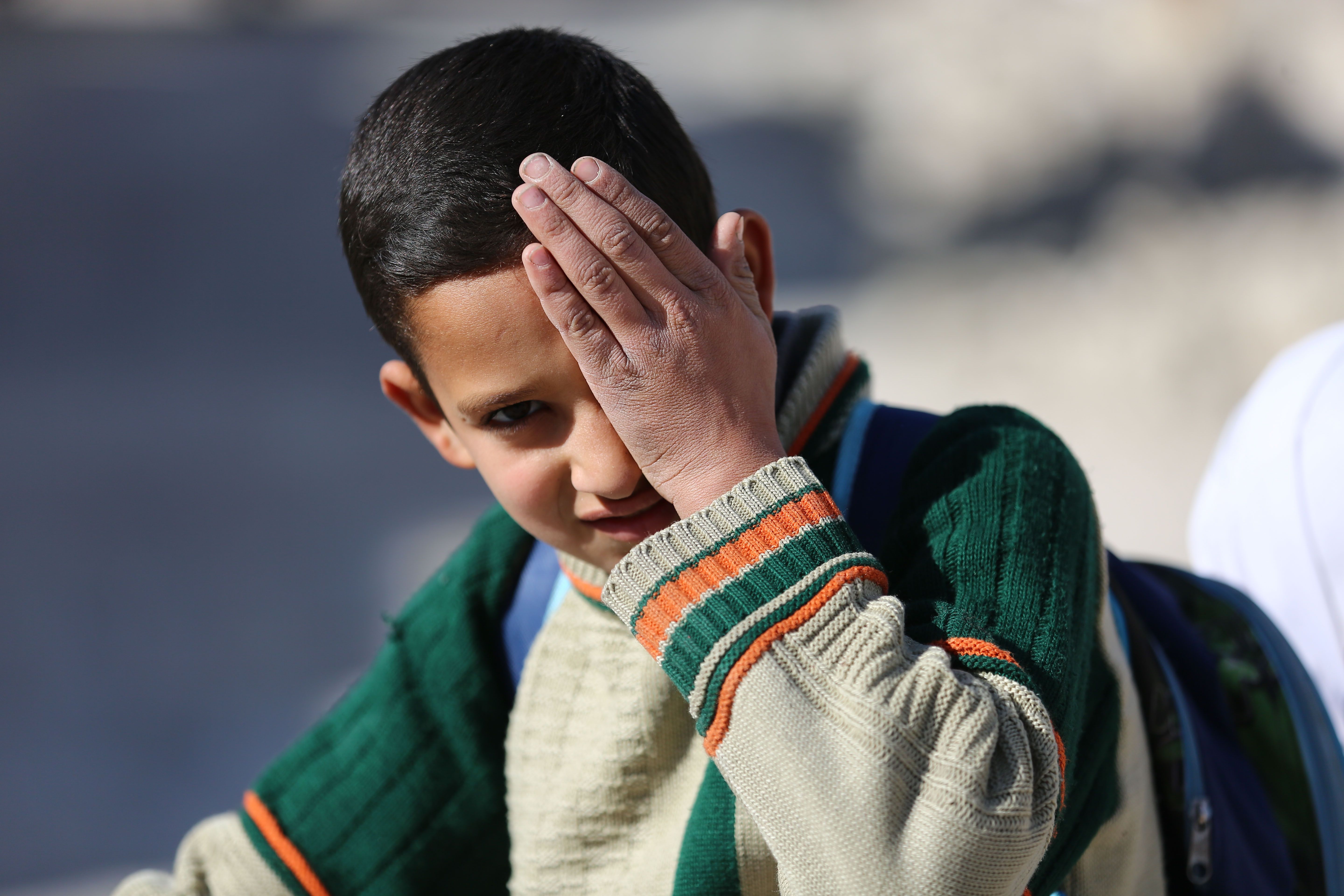 طالب سورى يشارك فى الحملة من أجل الطفل الذى فقد عينيه فى الغوطة