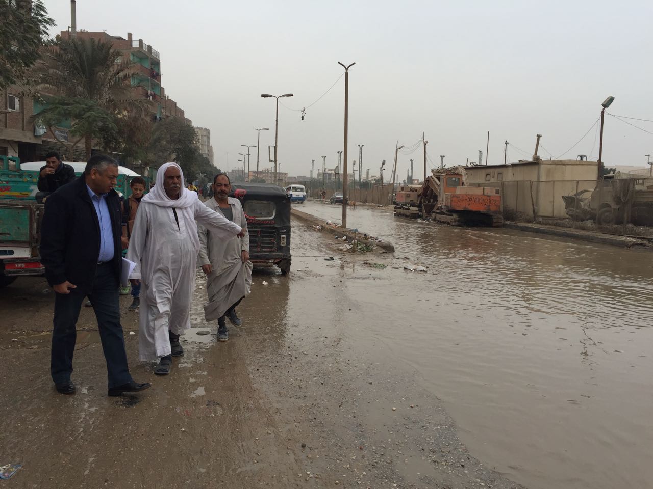 كسر ماسورة مياه يغرق شوارع عرب الوالدة بحلوان (2)