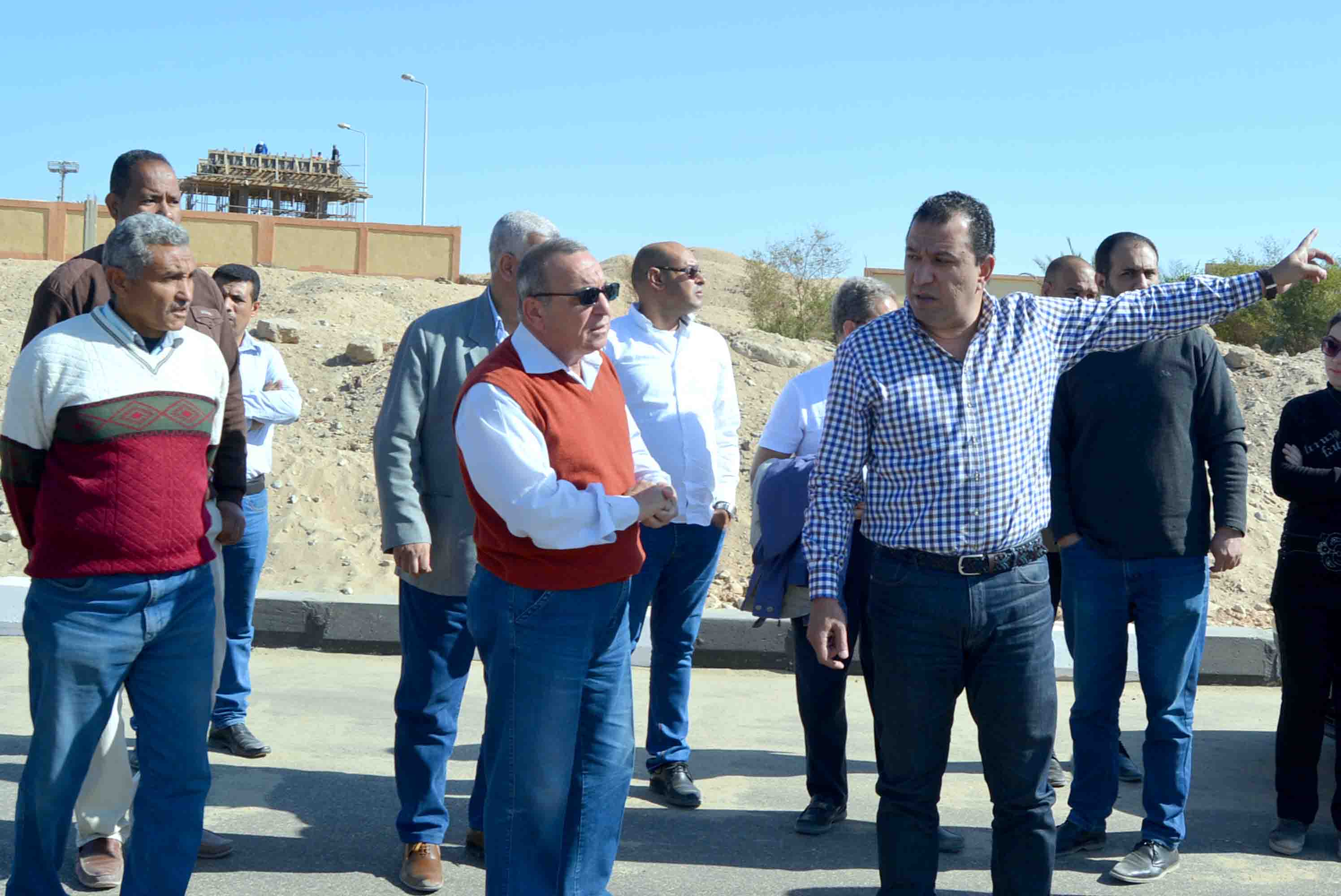 محافظ الأقصر يتفقد موقع بناء مركز لذوى الإحتياجات الخاصة بمدينة الطود