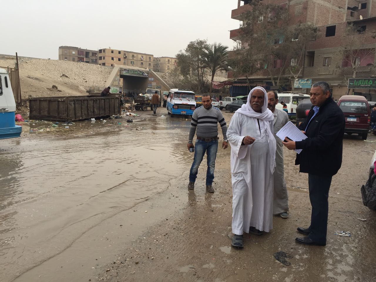 كسر ماسورة مياه يغرق شوارع عرب الوالدة بحلوان (3)