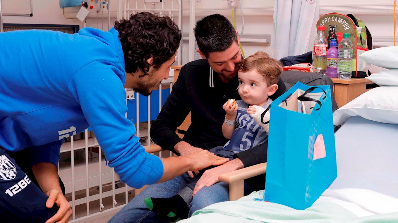 زيارة أحمد حجازى لأحد المستشفيات لتقديم هدايا الكريسماس (5)
