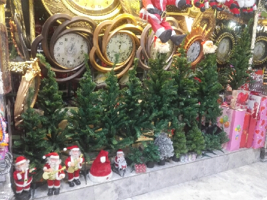 11-أشجار وهدايا الكريسماس