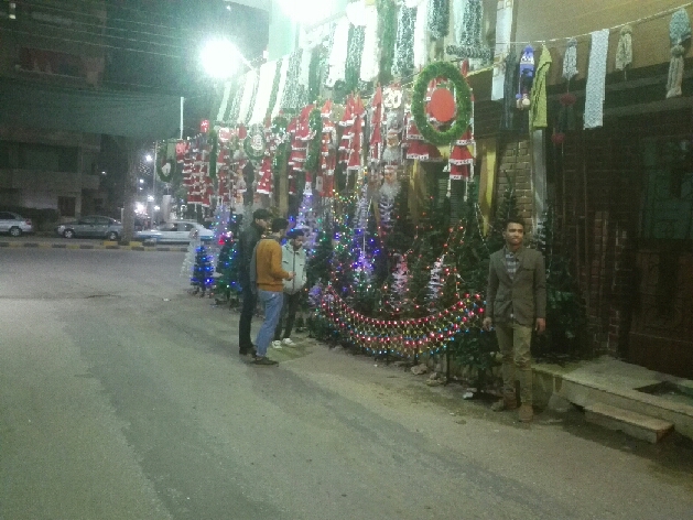 15- أحد محال بيع أشجار وهدايا الكريسماس