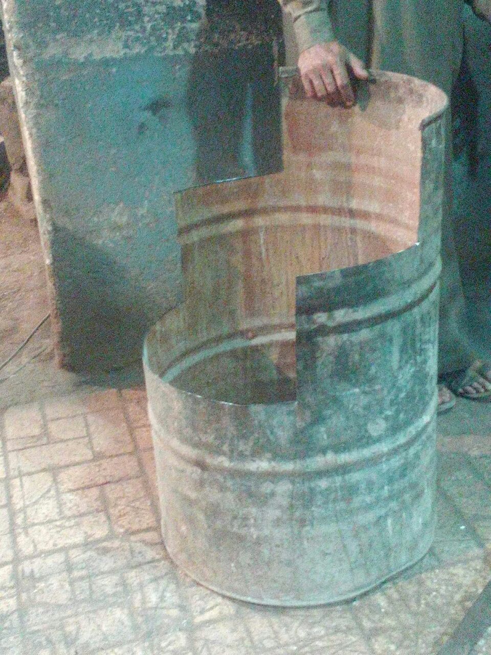 &quot;عملوا من الفسيخ شربات&quot;.. طلاب &quot;فنون تطبيقية&quot; بنها اشتروا براميل الزيوت