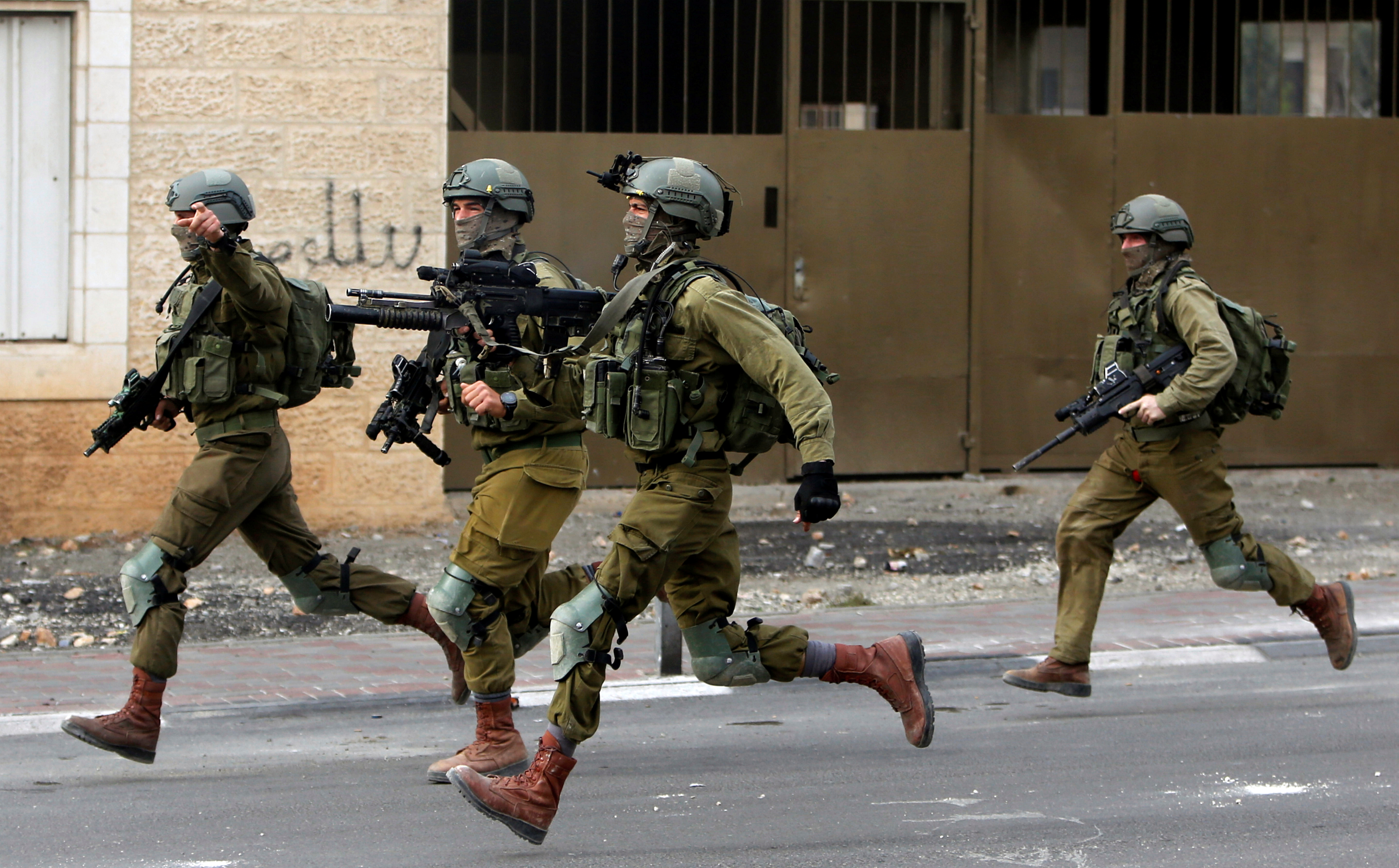 قوات الاحتلال مدجيجين بالسلاح يطاردون الشباب الفلسطينى