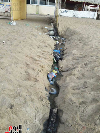  انحدار مياة الصرف على رمال الشاطئ