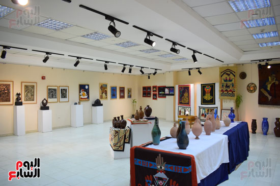جانب من لوحات ومقتنيات المعرض داخل قصر ثقافة الأقصر