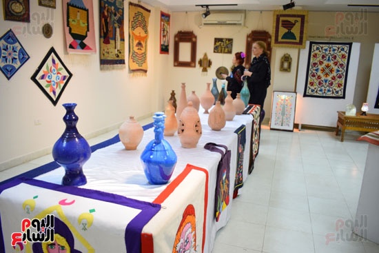 أدوات مميزة من الفنون الشعبية المصرية داخل المعرض