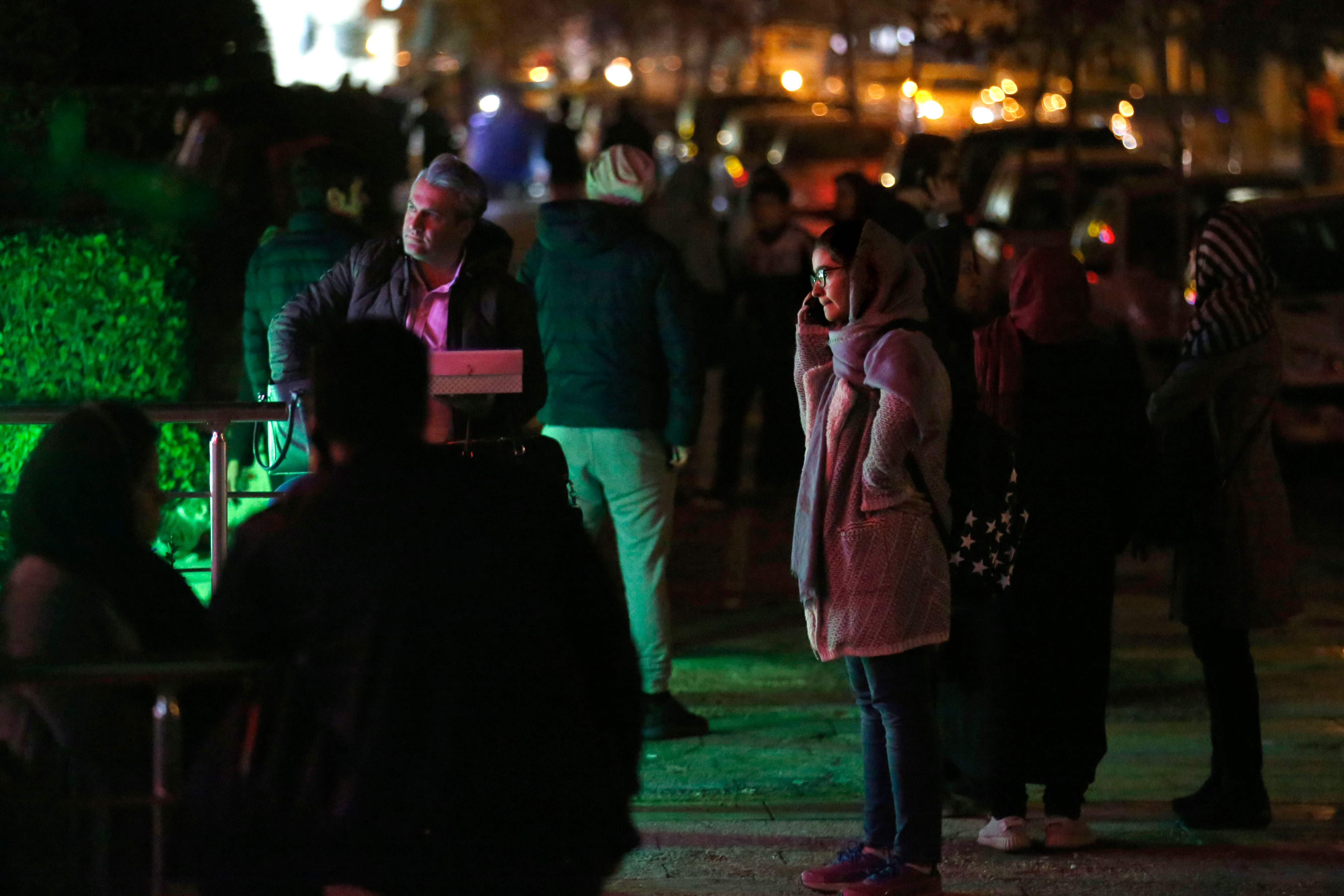 سكان إيران يخرجون إلى الشوارع