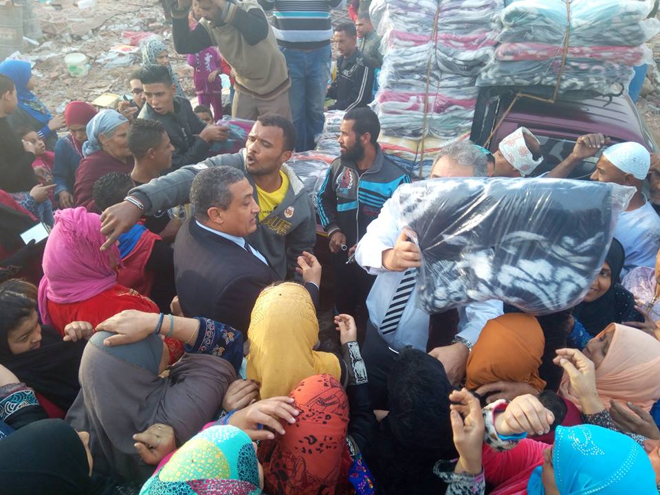 نائب محافظ القاهرة يوزع 500 بطانية على فقراء منشأة ناصر (3)