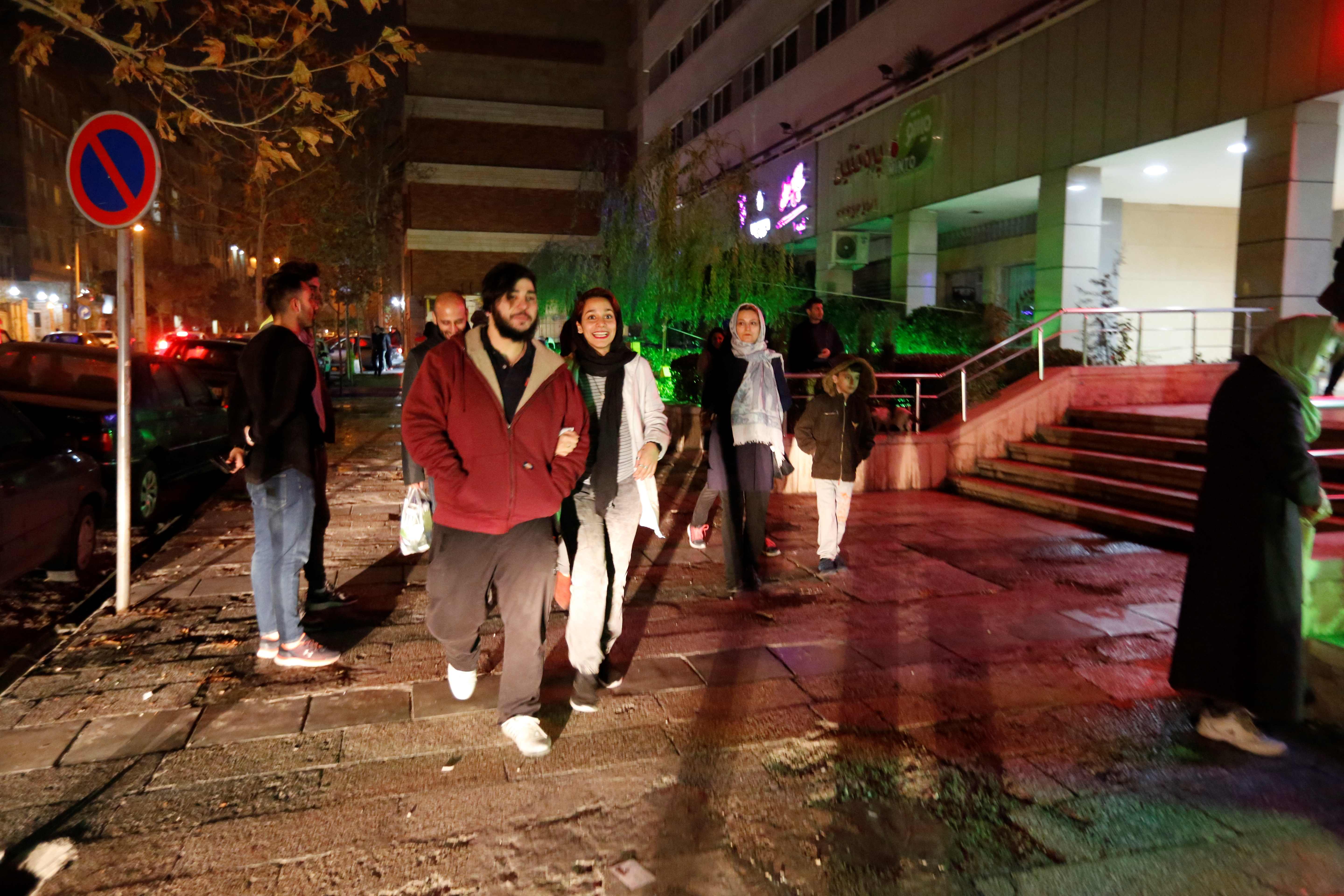 إيرانيون فى الشوارع بعد الزلزال