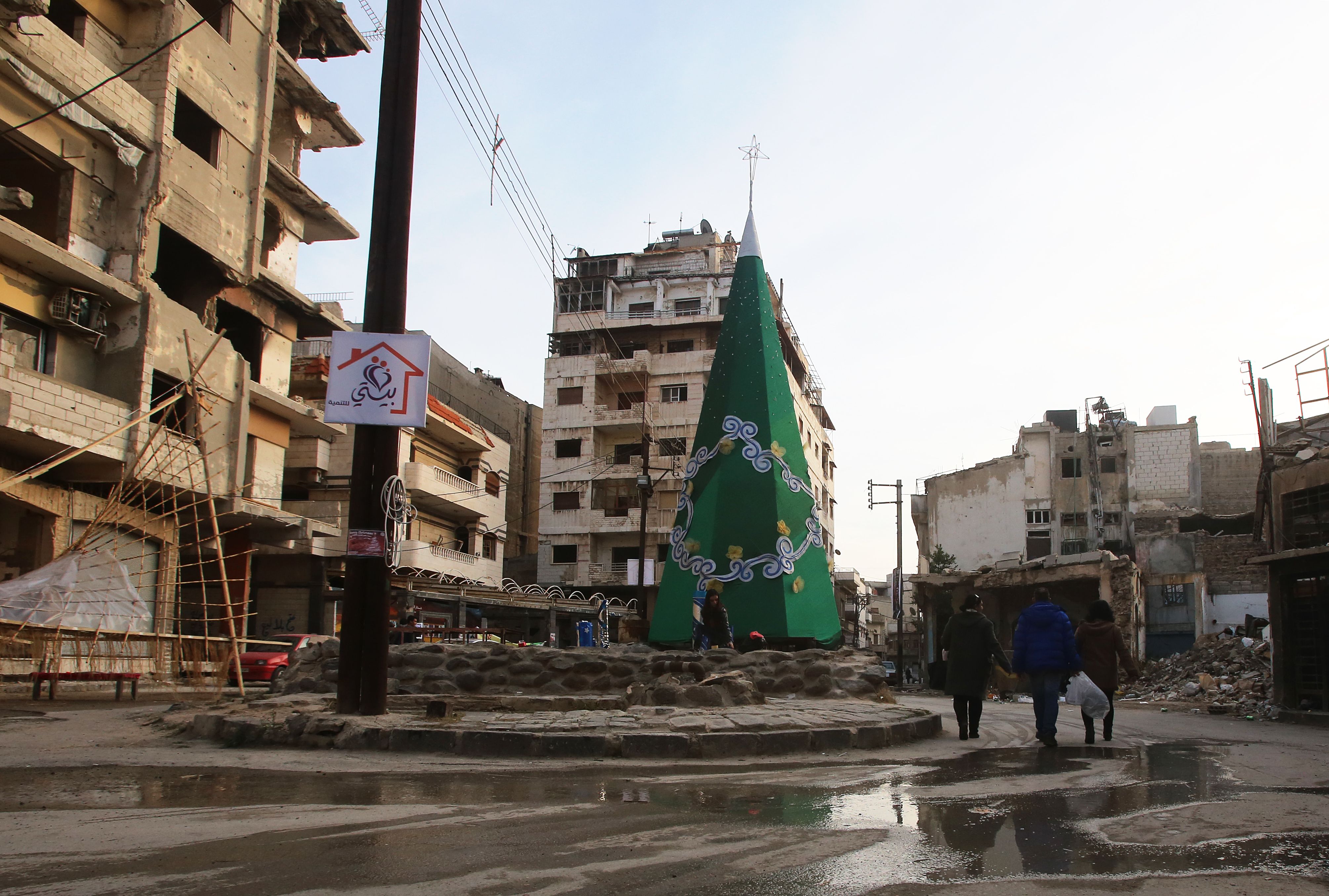 سوريون يبنون شجرة الكريسماس من أنقاض البيوت