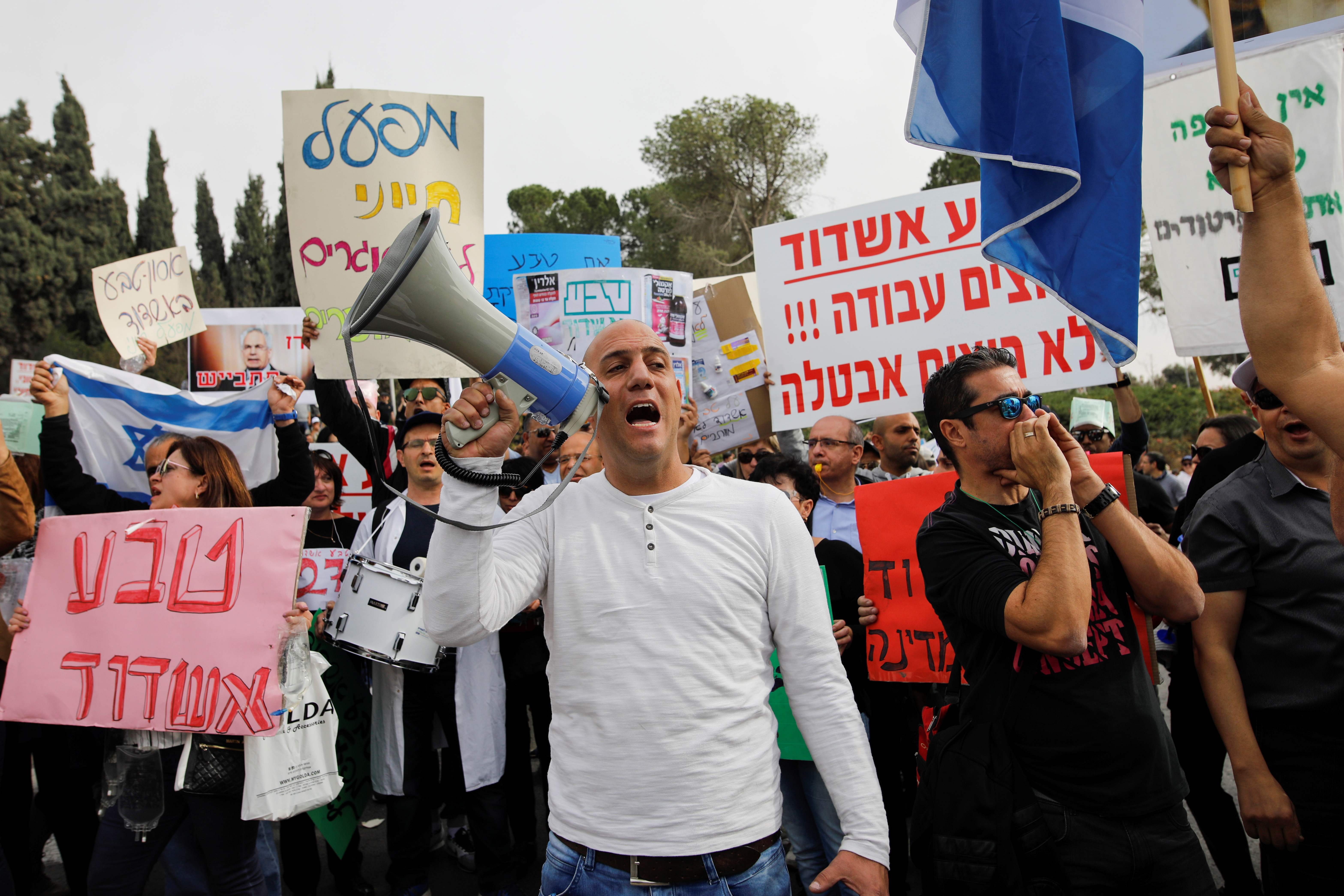 آلاف الاسرائيلين يحتجون على خطة تسريحهم