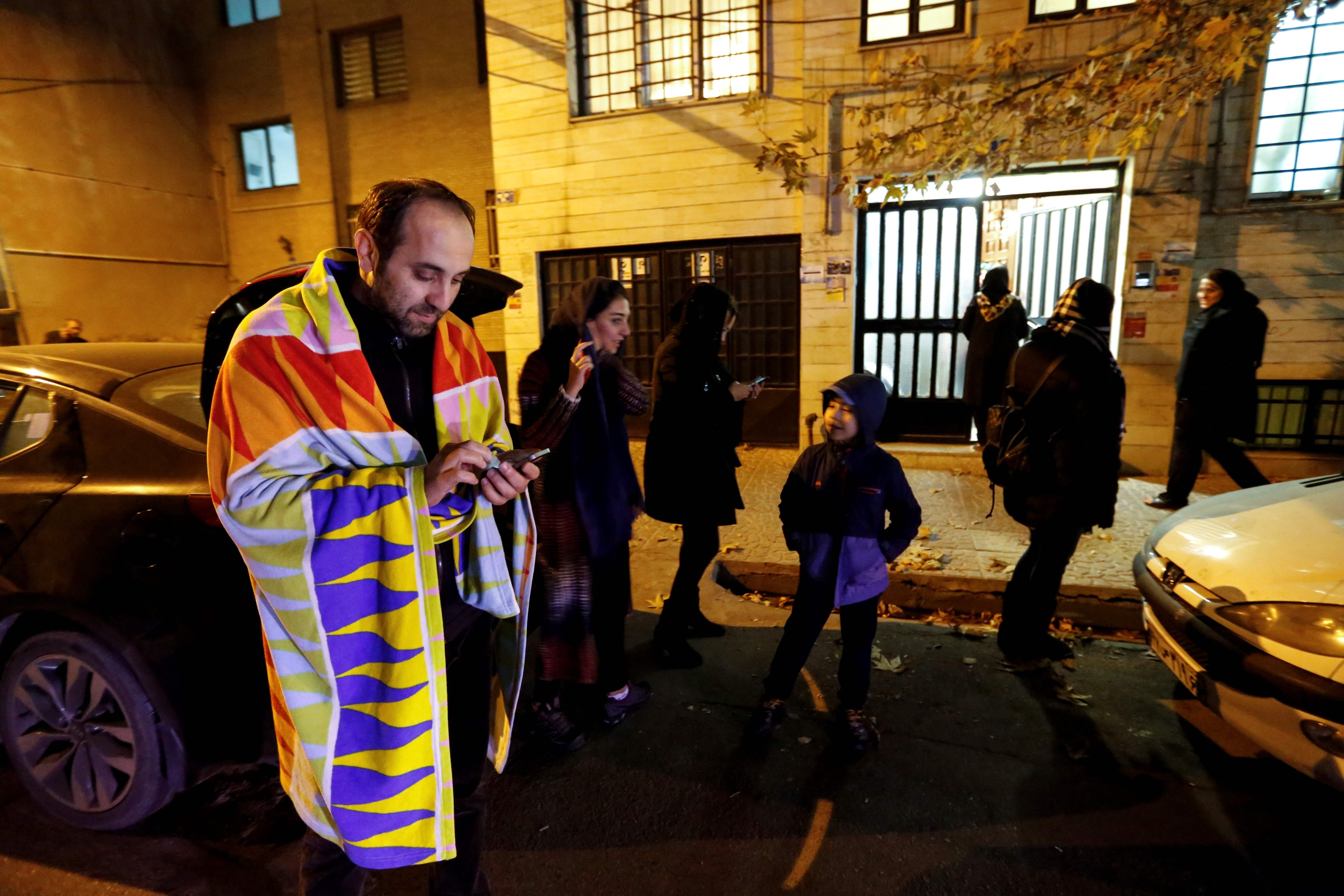 إيرانى يجرى اتصالا هاتفيا