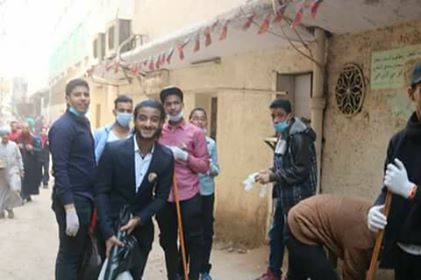 شباب ينظمون حملة تنظيف الشوارع بالاحياء الشعبية