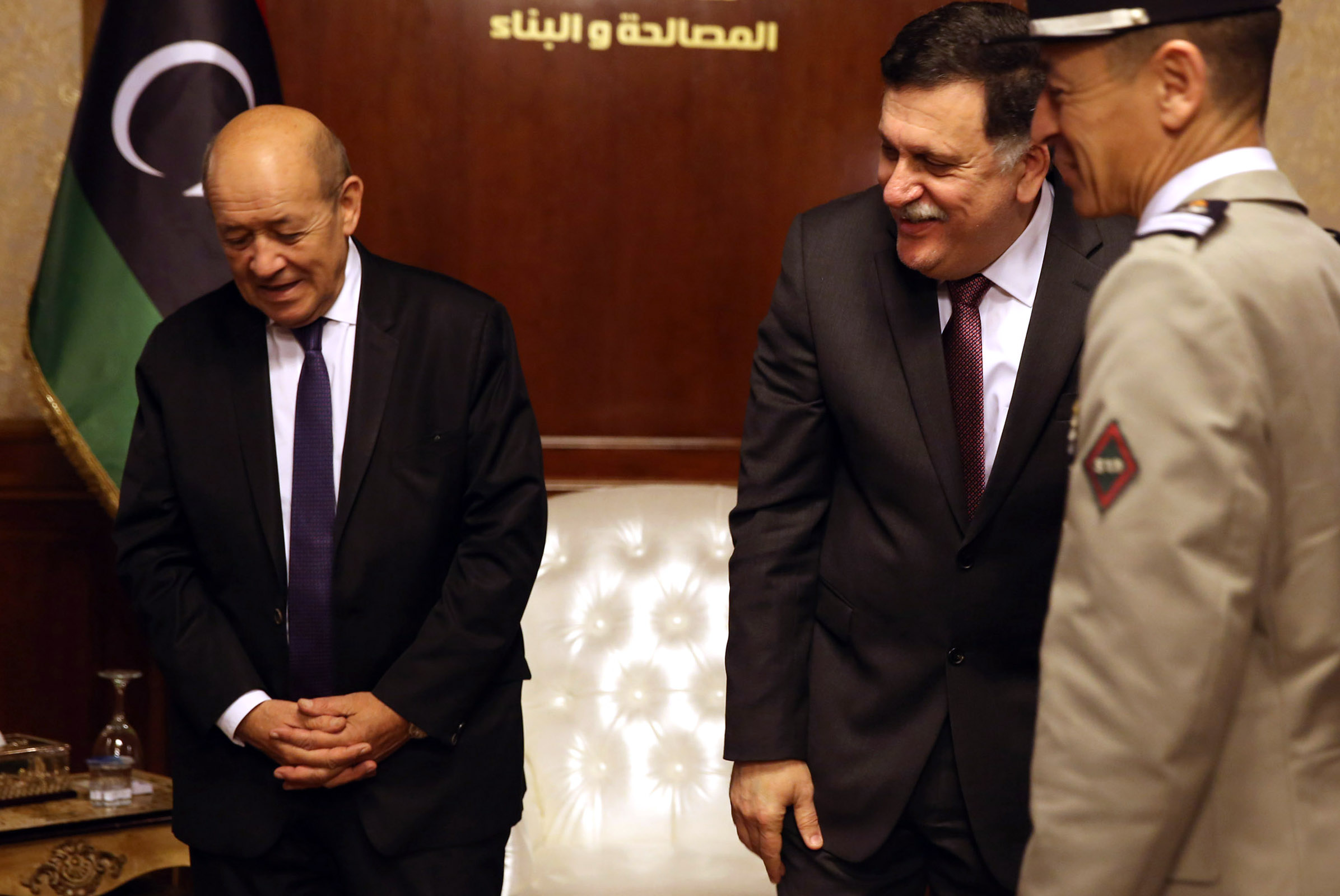 وزير الخارجية الفرنسى جان إيف لودريان بجوار السراج فى ليبيا