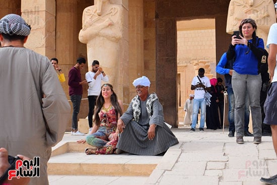   السياح يلتقطون الصور التذكارية بمعبد الدير البحري