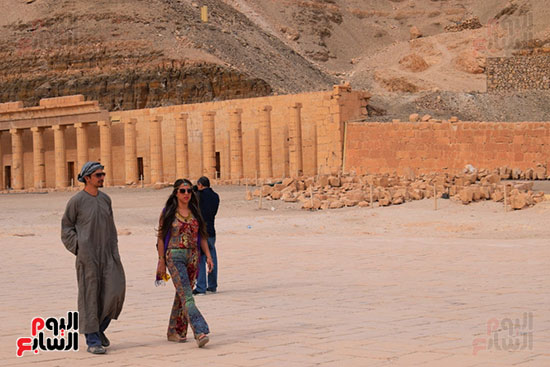   سائح يرتدي الجلباب الصعيدي بمعبد حتشبسوت