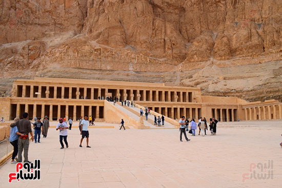  شاهد إقبال كبير للسائحين الأجانب علي معبد الملكة حتشبسوت بالأقصر