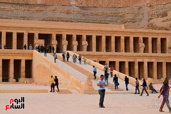    اعداد مميزة من السياح في معبد الدير البحري بالاقصر