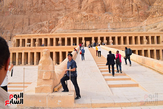   جانب من زيارات السياح لمعابد البر الغربي بالاقصر