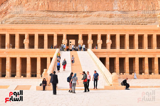  جانب من زيارات السياح لمعالم الاقصر الفرعونية