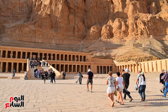   جانب من توافد السائحين علي معبد الدير البحري بالاقصر