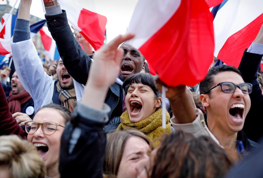 انصار ماكرون يحتفلون بفوزه فى رئاسة فرنسا