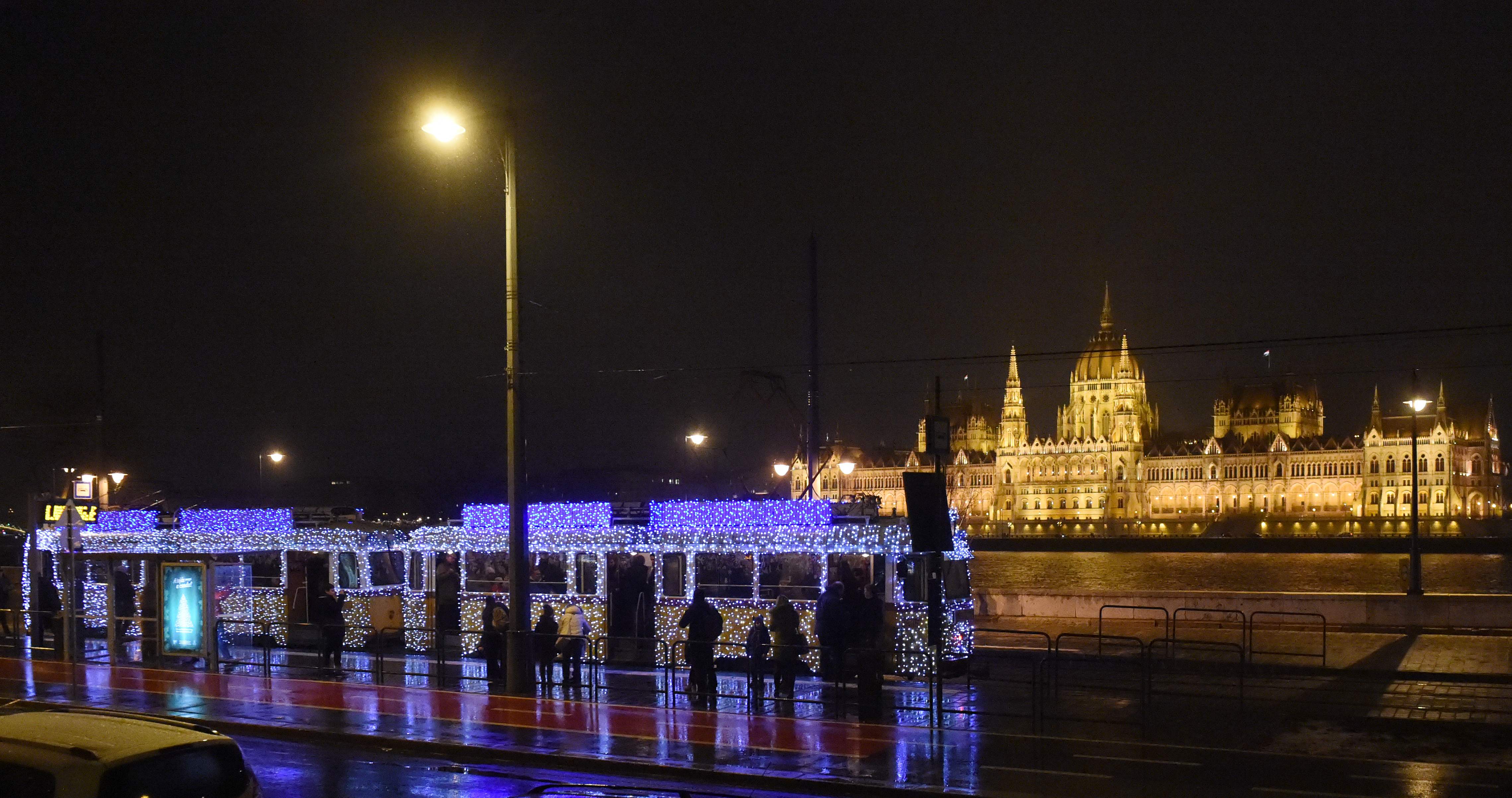 استعداد عاصمة المجر بودابست للاحتفال بالكريسماس
