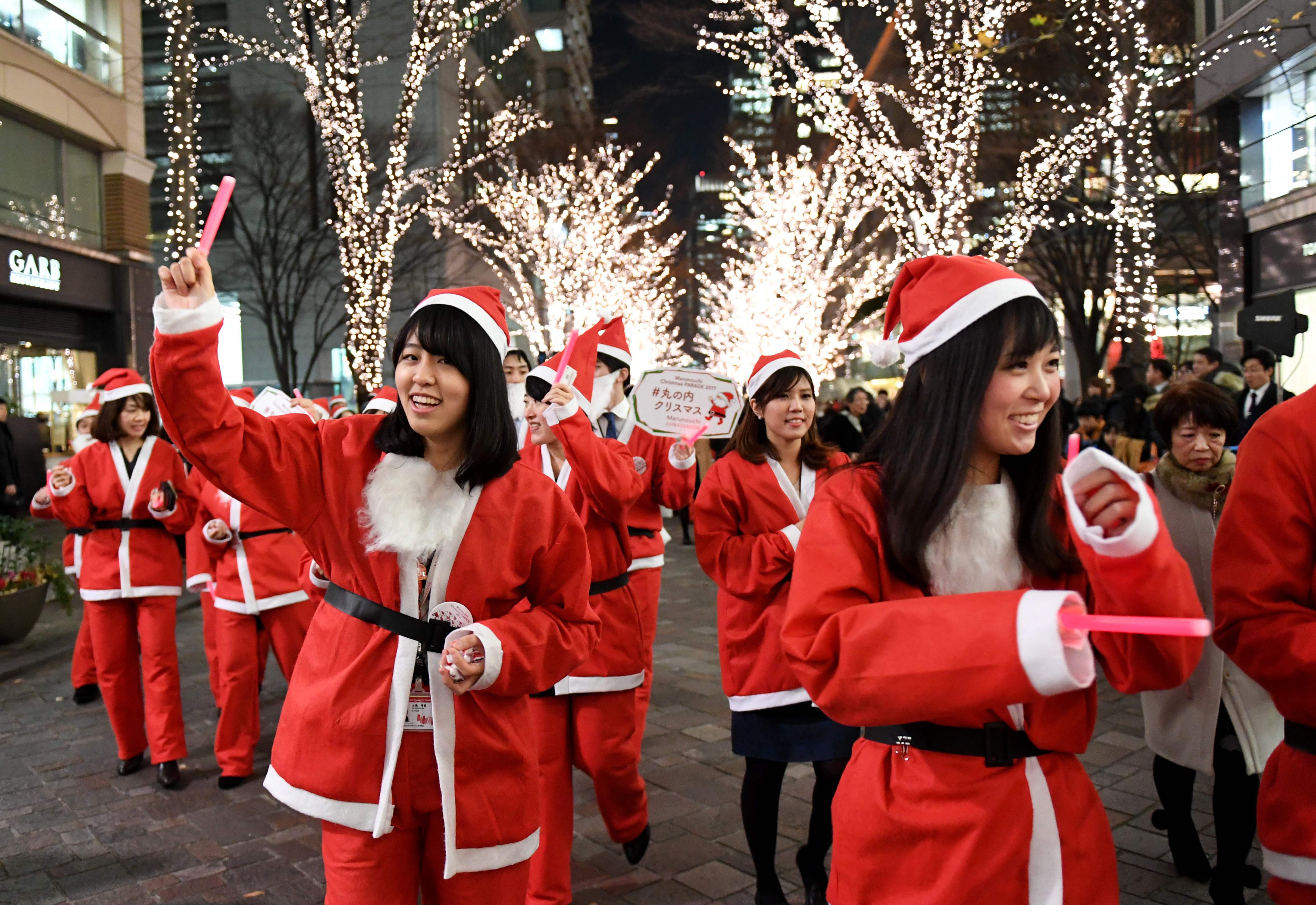 مواطنون فى اليابان يحتفلون بالكريسماس