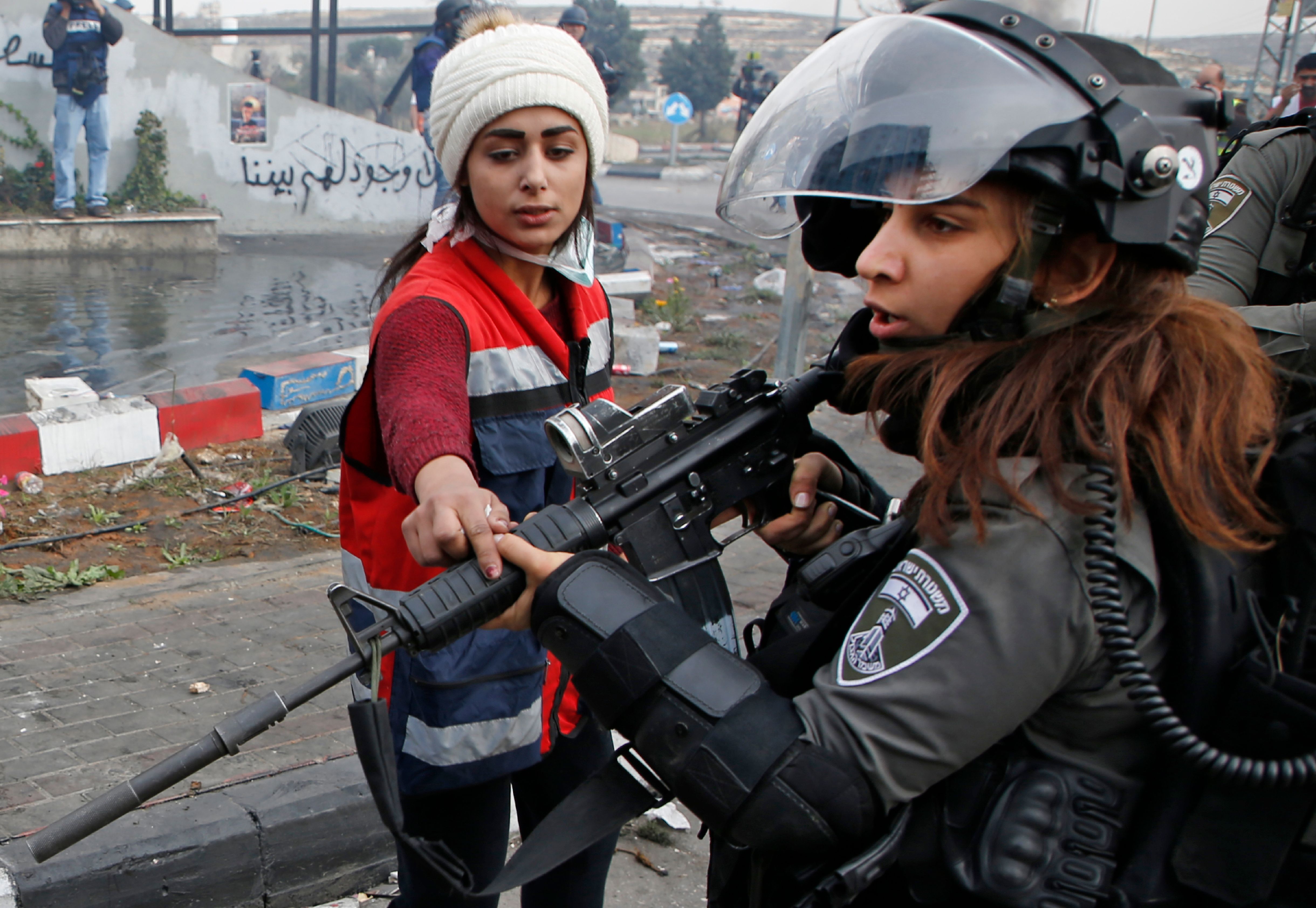 مجندة من قوات الاحتلال تحمل السلاح