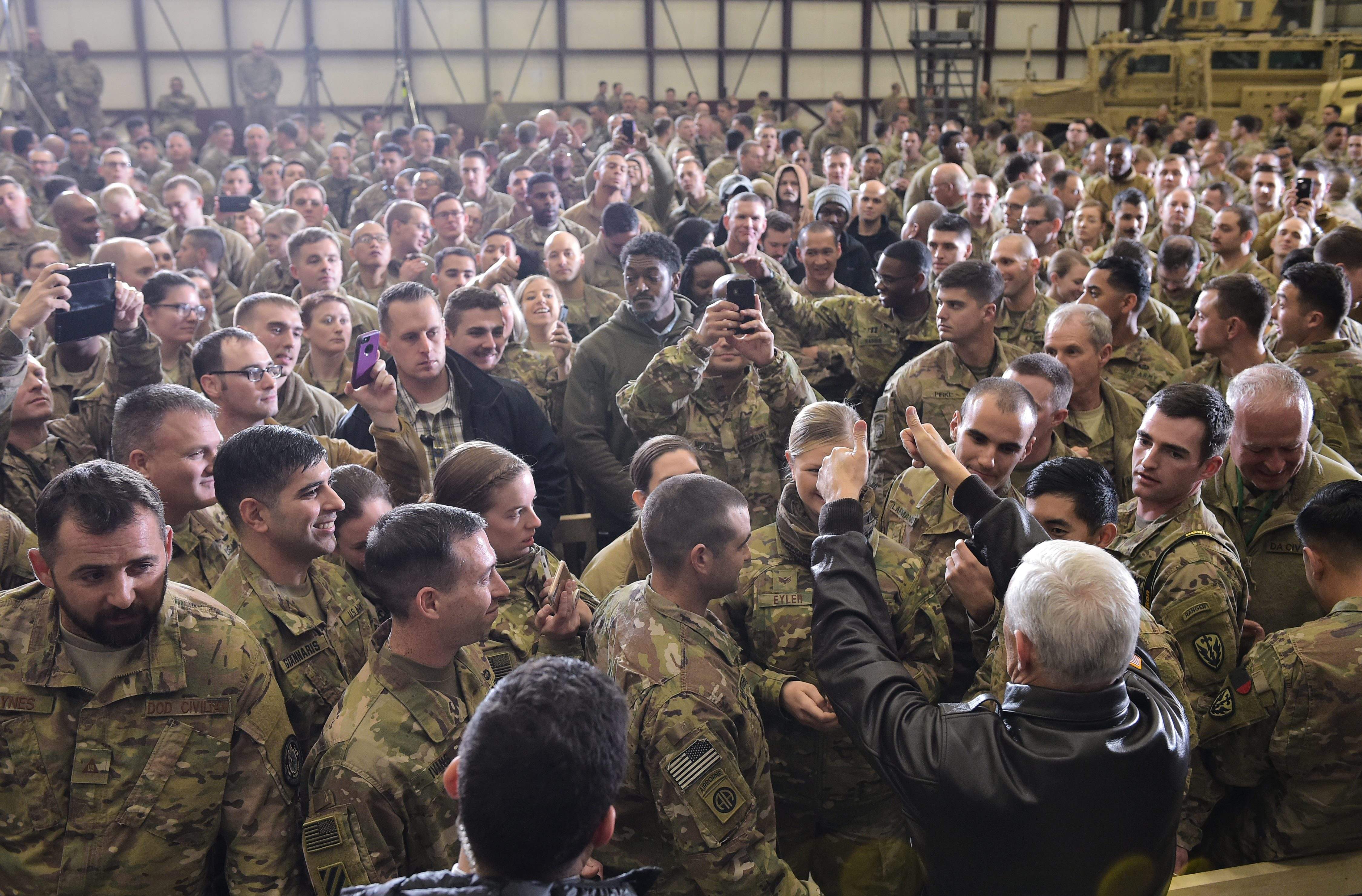 نائب ترامب يتحدث إلى الجنود