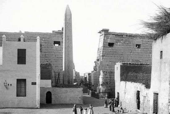 مدخل معبد الاقصر قبل تطويره والمنازل حوله