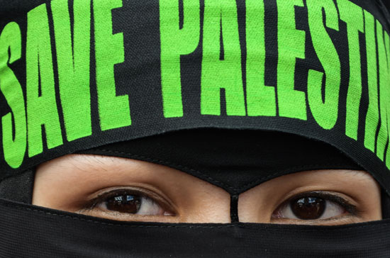انقذوا فلسطين وشاح على جبهة فتاة ماليزية
