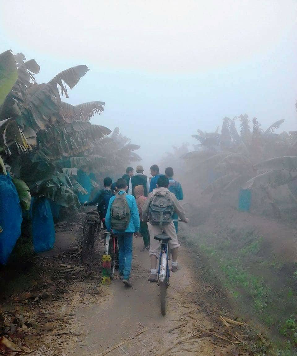 الاطفال يخرجون من بيوتهم باكرا للوصول إلى المدرسة بالقرية المجاورة