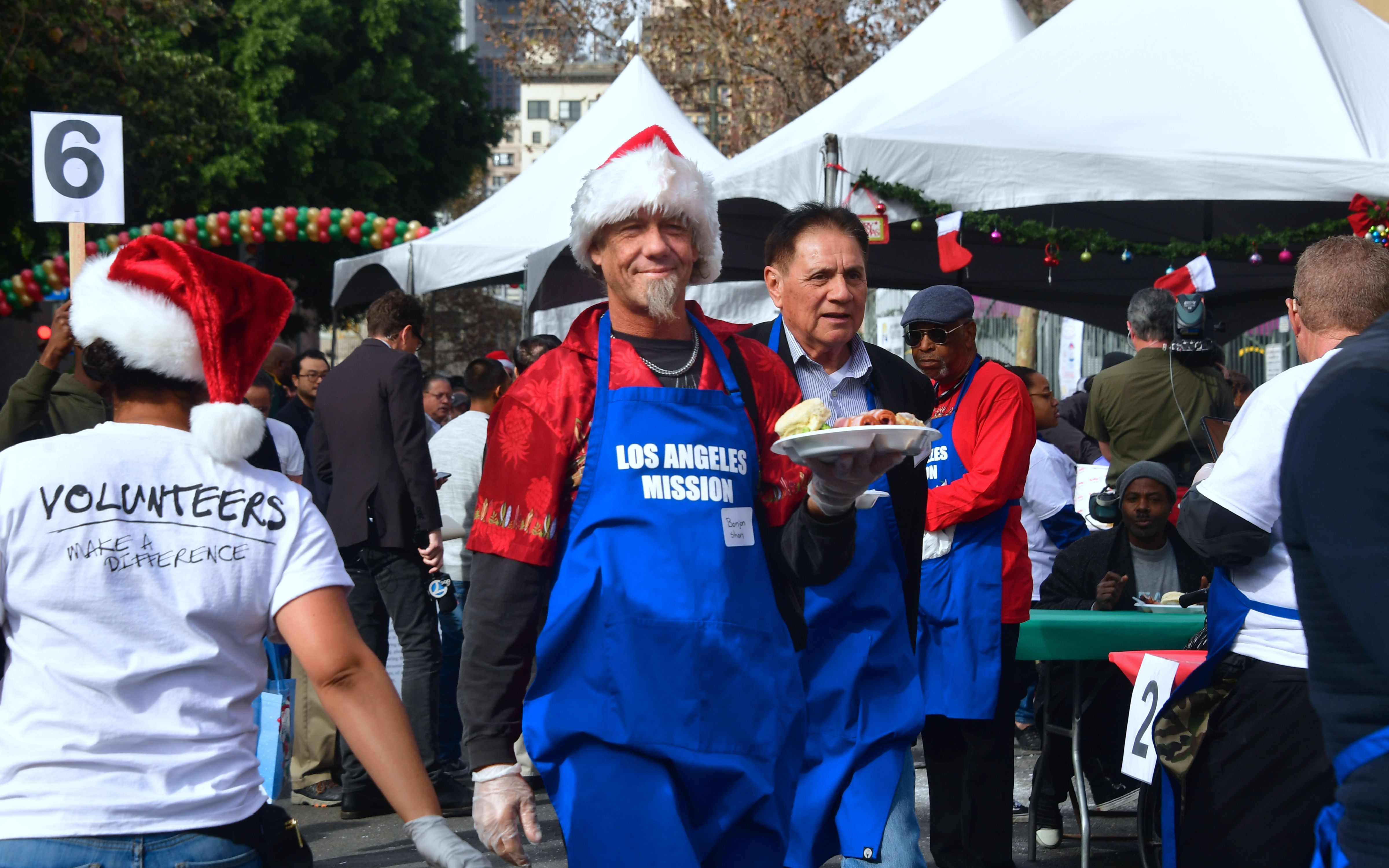 تقديم الطعام للمشردين فى لوس أنجلوس