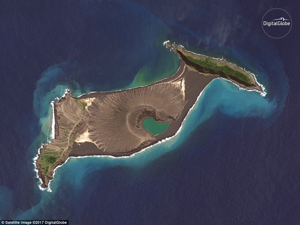 جزيرة بركانية شكلت حديثا لربط جزيرتين منفصلتين سابقا
