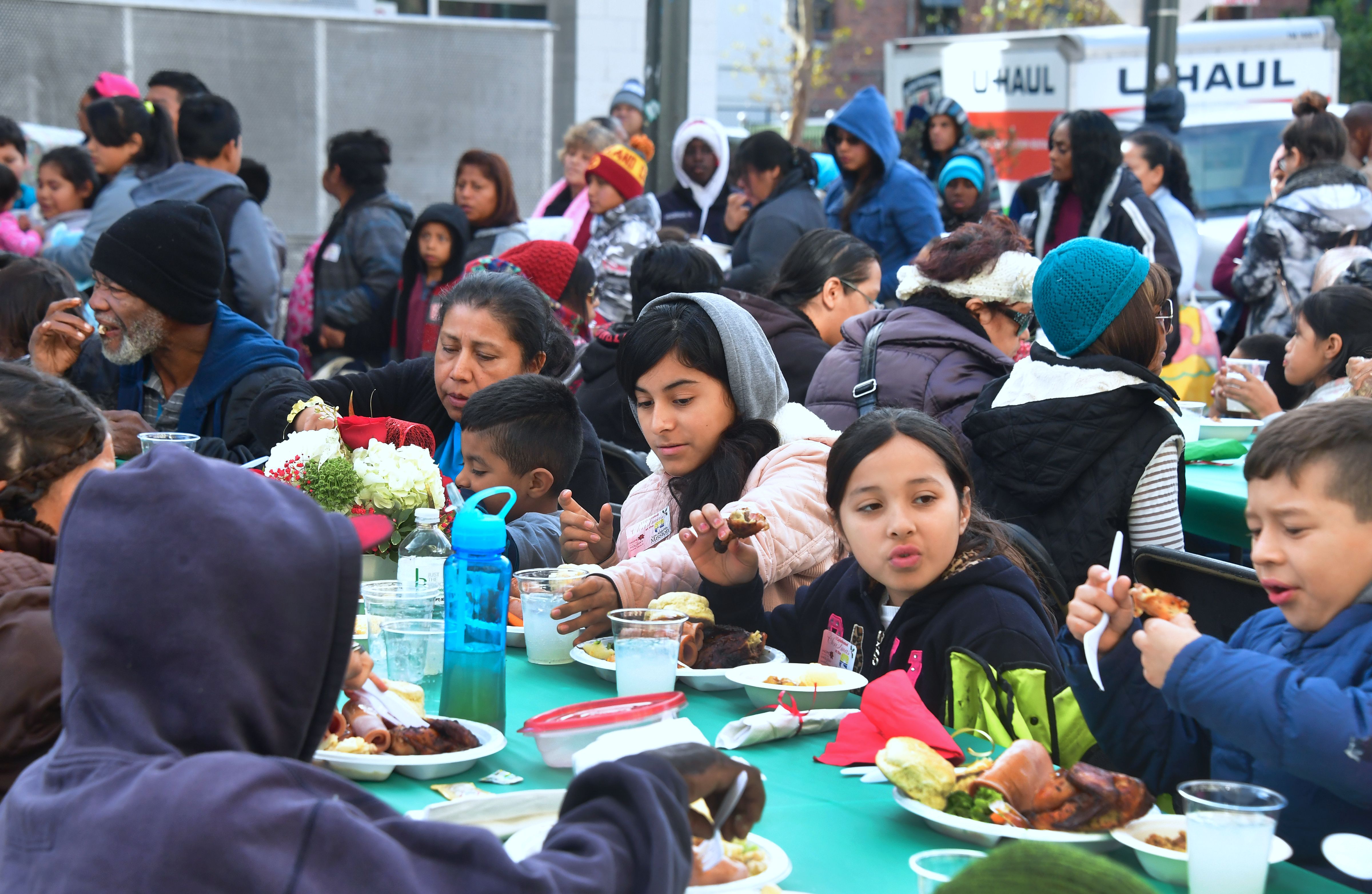 لوس أنجلوس تطعم المشردين بمناسبة احتفالات راس السنة