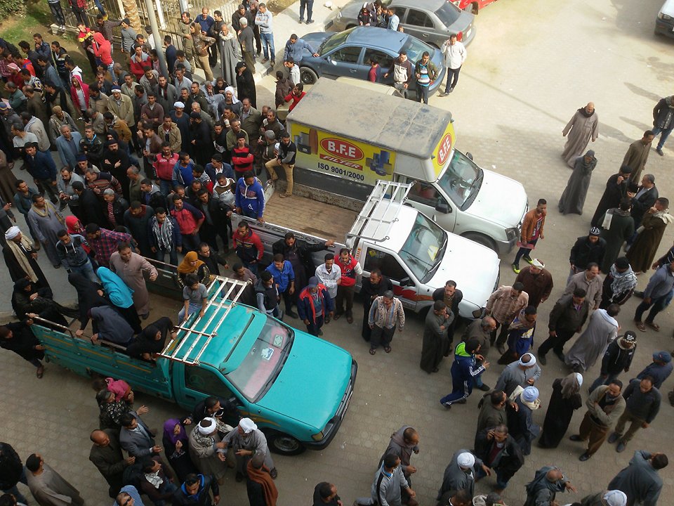  تجمهر الأهالى أمام مشرحة مستشفى بنى سويف (6)
