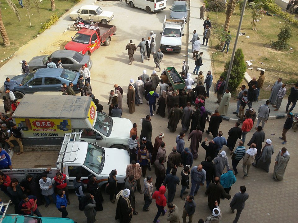  تجمهر الأهالى أمام مشرحة مستشفى بنى سويف (3)