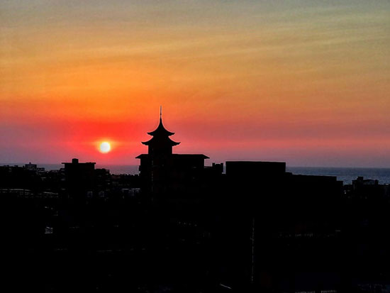  الغروب على الشاطئ