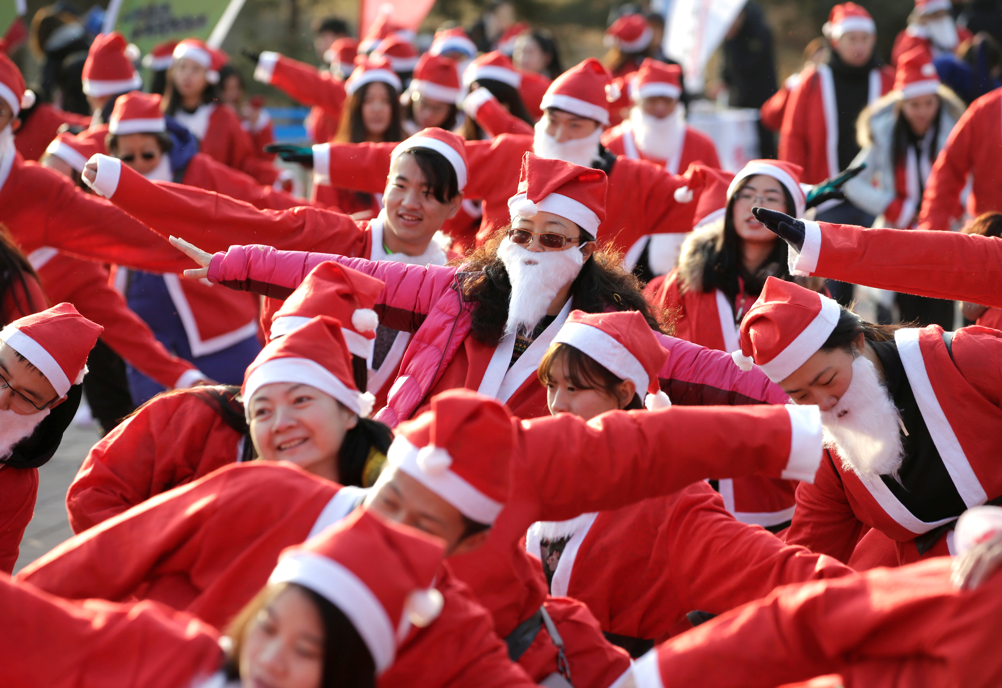 مئات الصينيين يرقصون فى احتفالات رأس السنة